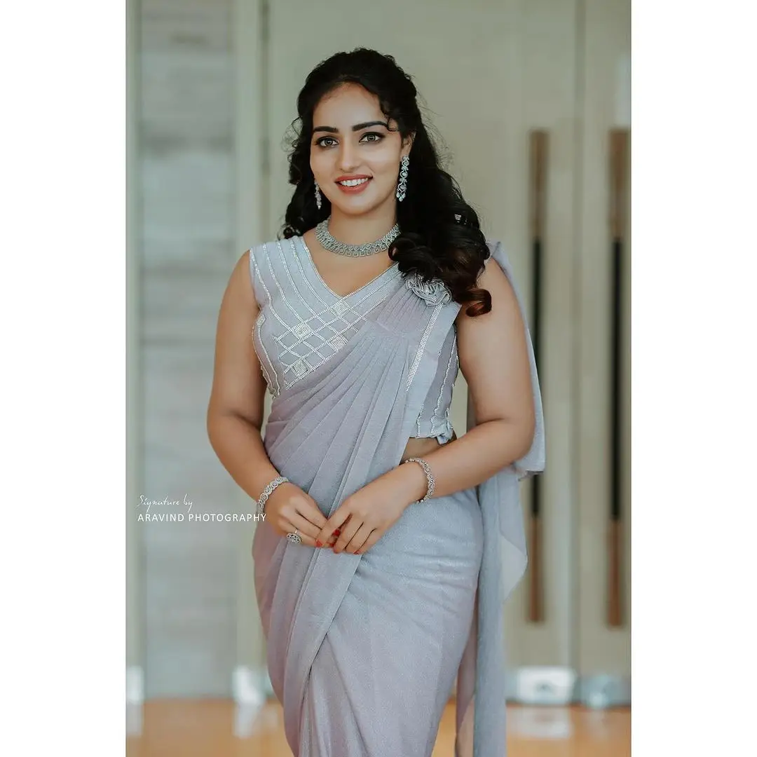 MALAYALAM ACTRESS MALAVIKA MENON STILLS IN BLUE SAREE SLEEVELESS BLOUSE 4